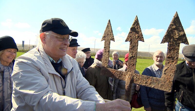 Dr. Hans-Gerhard Knieß beim Treffen der ehemaligen Mitarbeiter des Eidersperrwerks mit der Eiderforke. – Bild: NDR/​produktion clipart