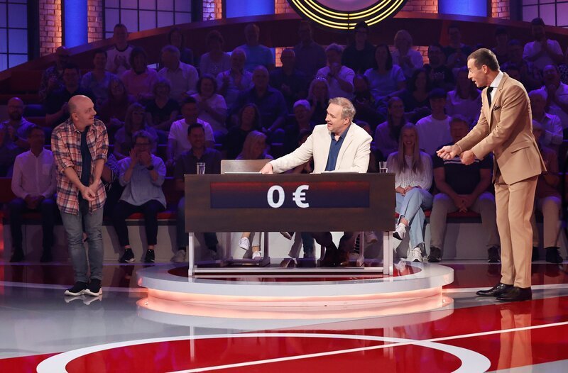 Moderator Kai Pflaume mit Rateteam-Kapitän Bernhard Hoëcker und dem Schauspieler Stephan Grossmann. – Bild: ARD/​Morris Mac Matzen