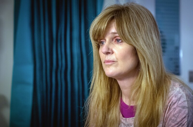 Clare (Siobhan Finneran) macht sich Sorgen um ihre Schwester Catherine, die nach einer gewaltvollen Auseinandersetzung mit Tommy um ihr Leben kämpft. – Bild: Ben Blackall/​Red Production Company