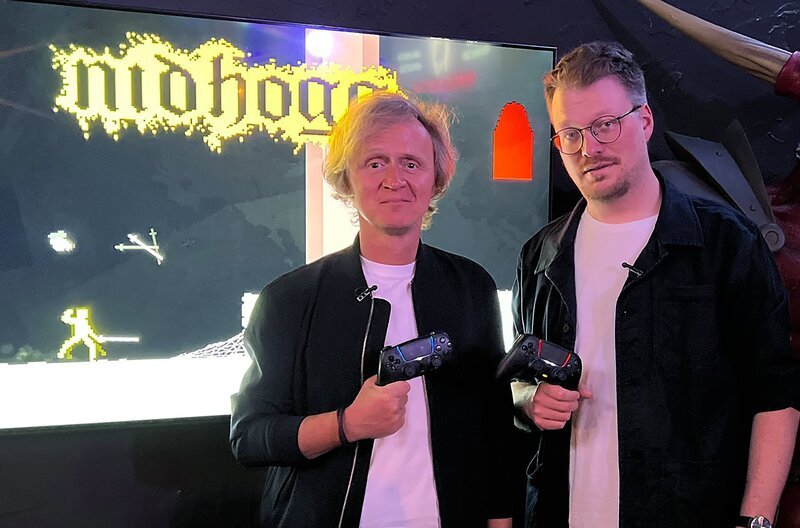 Wenn Stand-Up Comedy Endboss Maxi Gstettenbauer (re.) auf den invertierten Eldenlord Pierre M. Krause trifft, kann dabei nur eine epische Kurzstrecke herauskommen. Doch die Folge ist nicht nur was für Nerds und E-Sportler, denn bei uns steht Spaß direkt auf Maxi-Level! – Bild: ZDF und SWR/​dibido
