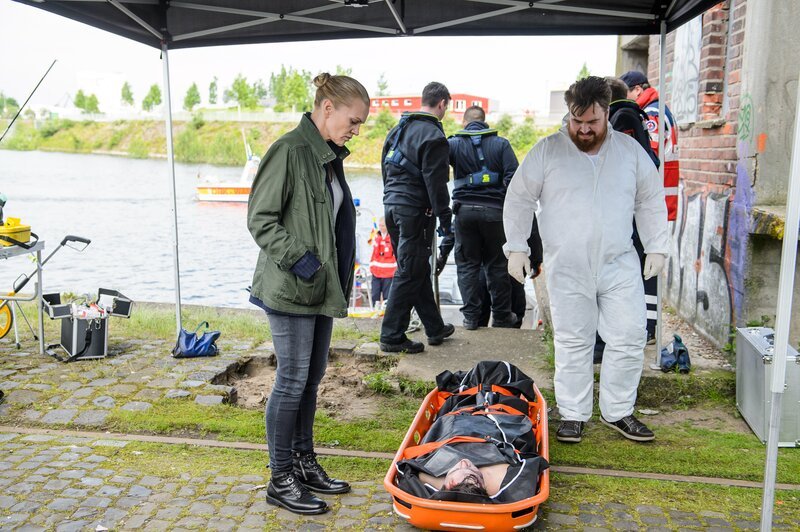 Mit dem Auftauchen einer Leiche (Sebastian Urzendowsky) wird der Fall von Helen Dorn (Anna Loos, l.) noch einmal gehörig durcheinandergewirbelt. Hier mit KTU Weyer (Tristan Seith, r.). – Bild: ZDF/​Willi Weber