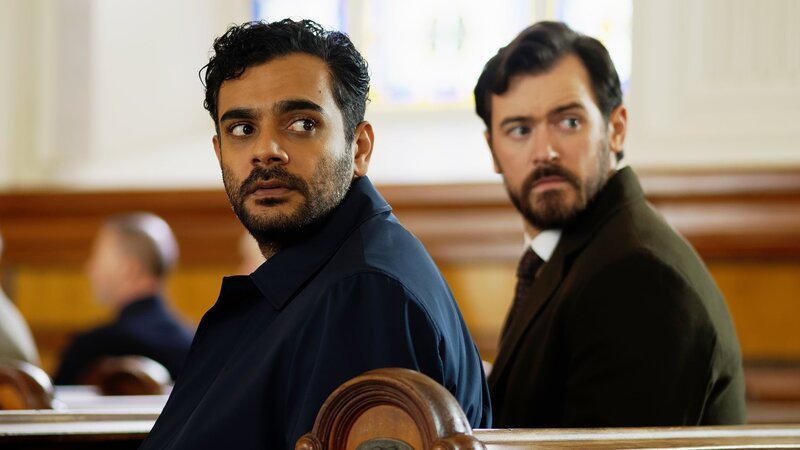 Trauriger Anlass: Hamza Haq als Bashir Hamed, Jim Watson als Theo Hunter – Bild: SRF/​NBC