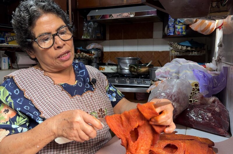 Die Köchin Doña Brigida Manzano, auch „La Chinita“ genannt, betreibt seit über 30 Jahren einen Straßenstand und wurde damit im ganzen Viertel bekannt. – Bild: Elephant Doc