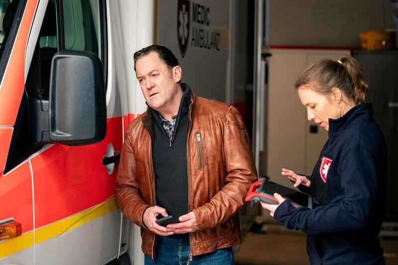 Verschwundene Medikamente und ein beschädigter Rettungswagen lassen Paul Böhmer (Jürgen Tonkel, l.) stutzig werden. Das Mordopfer hat definitiv versucht etwas zu vertuschen. – Bild: Marc Reimann /​ ZDF
