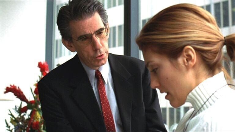 Detective John Munch (Richard Belzer) stimmt das Vergewaltigungsopfer Sara Logan (Jennifer Esposito) darauf ein, dass die Gerichtsverhandlung nicht leicht für sie werden wird. – Bild: TVNOW