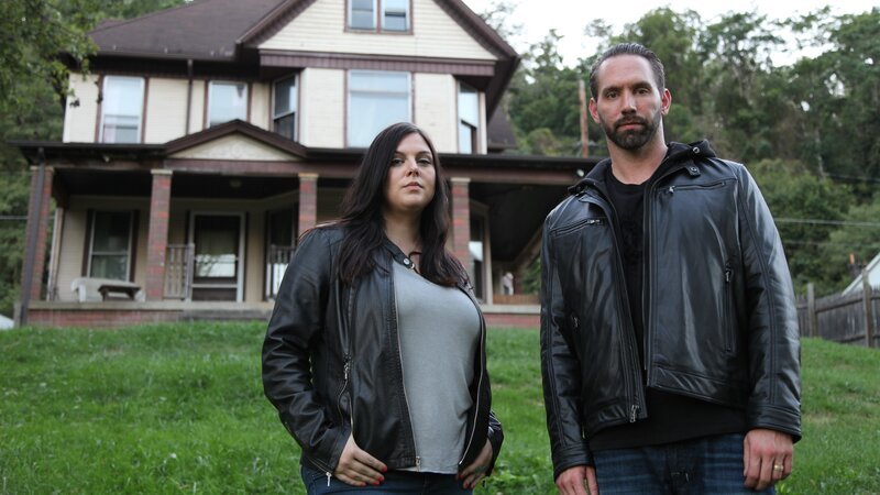 Hosts Katrina Weidman and Nick Groff stand in front of Bellaire House. – Bild: Destination America /​ Discovery
