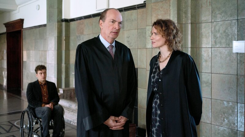 Katharina Eckhard (Adina Vetter, r.) macht Markus Gellert (Herbert Knaup, M.) klar, dass er keine Chance hat den Fall für seinen Mandanten Patrick Kemmerich (Enrique Fiß, l.) zu gewinnen. – Bild: ARD/​Georges Pauly