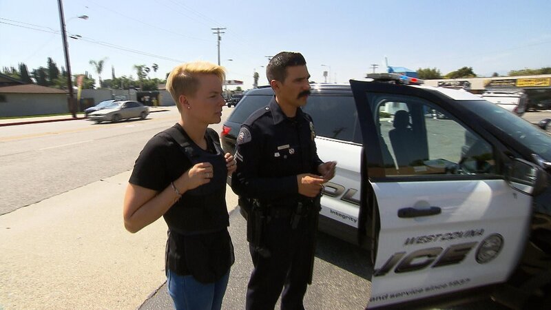 Einsatz in Kansas City: Dort nähern sich Philipp Schultze und seine amerikanischen Polizeikollegen auf einem Spielplatz einem Verdächtigen, der eine Machete und ein Messer bei sich trägt. Der Mann hat offenbar Drogen konsumiert. In West Covina ist ebenfalls Gefahr im Verzug: Dort trifft Nina Patermann bei einer Personenkontrolle auf ein tätowierten Gangmitglied. Und Sajoscha Boss sammelt beim Auslandseinsatz in Brasilien neue Erfahrungen. Der deutsche Kommissar ist in Lapa, der Partymeile Rio de Janeiros, einem Drogendealer auf der Spur. – Bild: DISCOVERY DEUTSCHLAND