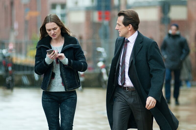 Lucy (Josephin Busch, l.) nimmt Radek (Hans-Werner Meyer, r.) und die Arbeit zum Vorwand, um Fabians Anrufe nicht entgegenzunehmen. – Bild: ZDF und Oliver Feist
