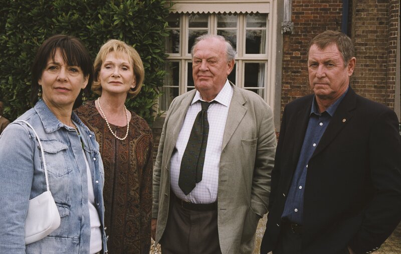 Beim Gartenfest lässt sich Inspector Barnaby (John Nettles, r.) mit Sir Freddy Butler (Joss Auckland, M.) und seinen beiden Ex-Ehefrauen Lady Lucinda (Sheila Ruskin, l.) und Lady Annabelle (Sian Phillips, 2.v.l.) fotografieren. – Bild: ZDF/​Mark Bourdillon