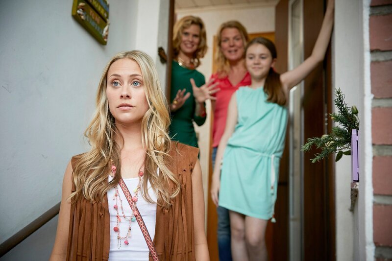 Gabriele (Leslie Malton, 2.v.l.), Eva (Mirja Boes, 2.v.r.) und Marie (Laurena Marisol Lehrich, r.) überraschen Toni (Sina Tkotsch) zum Geburtstag. – Bild: MG RTL D /​ Guido Engels