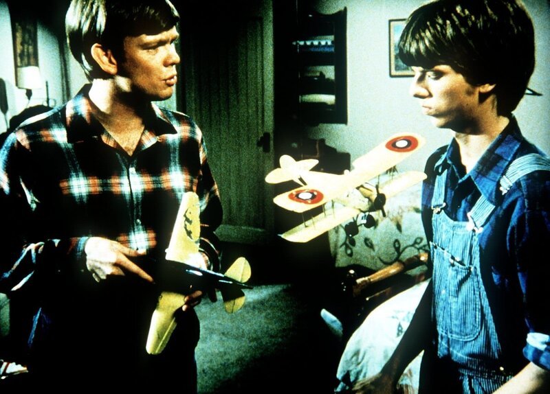 Jason (Jon Walmsley, l.) versucht, seinen Bruder Jim Bob (David W. Harper, r.) zu ermutigen. Er versteht nicht, dass dieser so schnell aufgeben kann. – Bild: Sat.1 Gold