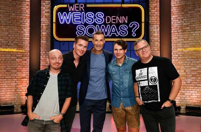 Moderator Kai Pflaume (M.) und seine Rateteam-Kapitäne Bernhard Hoëcker (l.) und Elton (r.) begrüßen in dieser Sendung den Sänger Eric Philippi (2.v.l.) und den österreichischen Sänger Chis Steger (2.v.r.). – Bild: ARD/​Morris Mac Matzen