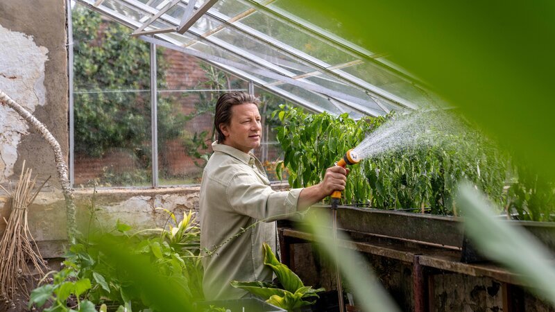 Jamie Oliver – Bild: RTL /​ Jamie Oliver Enterprises Ltd. – Photographer Chris Terry /​ Leichte Sommerrezepte 1