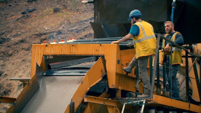 Members of crew inspecting mechanical functions. – Bild: Discovery channel