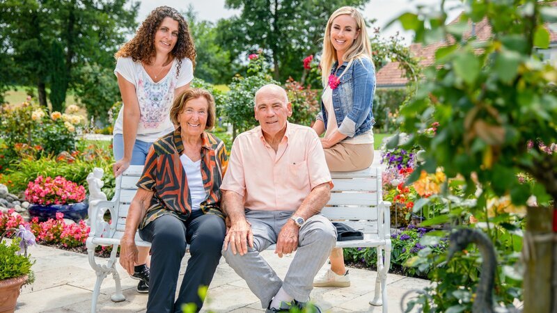 Hinter den Hecken Rosen- und Sommerflor-Garten in Deitingen SO Staffel 6 Folge 10 v.l. Claudia von Axr, Ruth und Theo Galli und Moderatorin Nicole-Berchtold  2023 – Bild: SRF