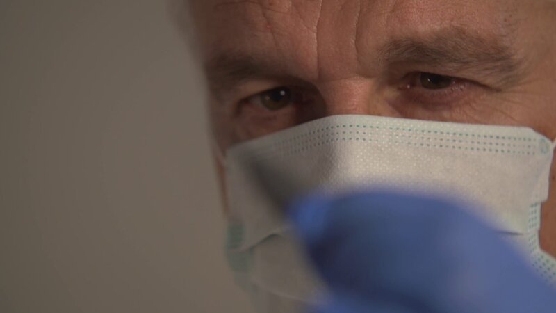 Dr. Harald Schneider vom Hessischen Landeskriminalamt ermittelt im Labor. Er sucht den Mörder eines 13-jährigen Schülers aus Darmstadt. – Bild: ZDF