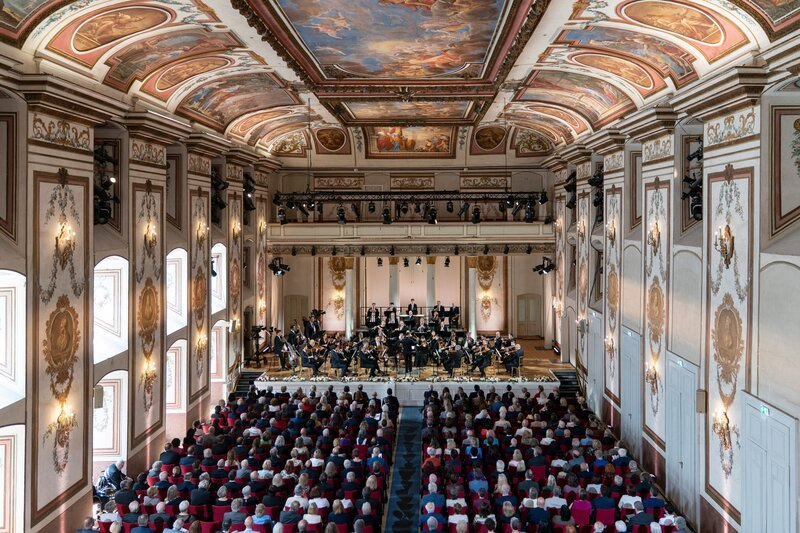 Die Berliner Philharmoniker mit Dirigent Kirill Petrenko. – Bild: ORF/EuroArts/Lena Laine Die Berliner Philharmoniker mit Dirigent Kirill Petrenko. – Bild: ORF/EuroArts/Lena Laine