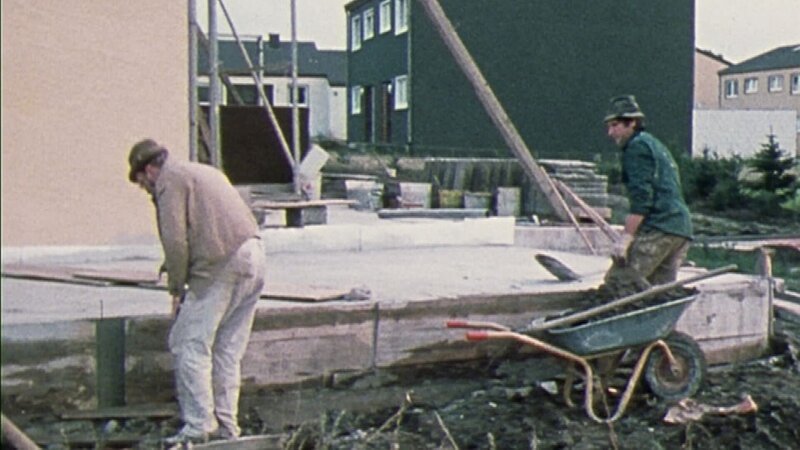 Bauen mit Eigenleistung, d. h. Baustelle statt Freizeit. – Bild: WDR, BR /​ BR/​WDR