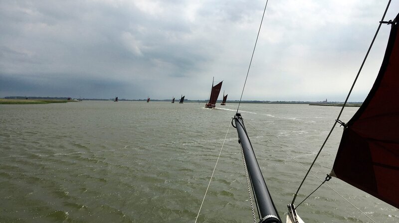 Ein frischer Wind aus Nordost weht den alten Booten entgegen. Auf dem Barther Bodden ist den ganzen Sommer Regattazeit. – Bild: NDR