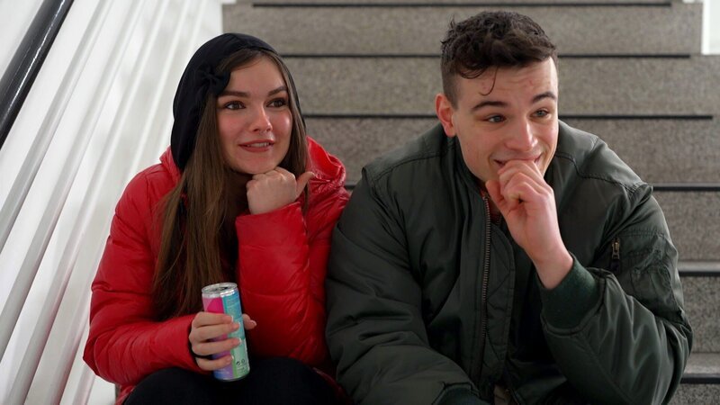 Joanna will ihr neues Bad-Girl-Image mit einem Septum-Piercing unterstreichen. Während Joe versucht, dafür Hannas Erlaubnis zu bekommen, stachelt Maurice sie erfolgreich an, es einfach heimlich machen zu lassen – mit Konsequenzen. – Bild: RTLZWEI