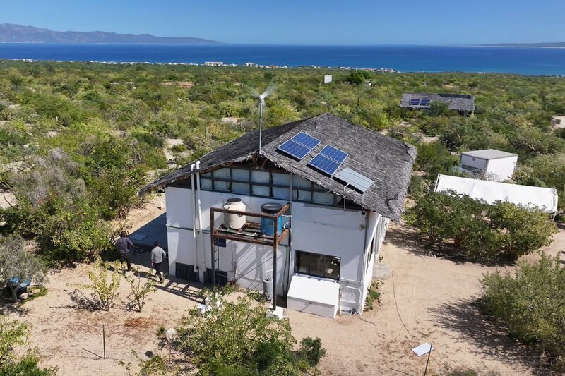 Architekt Jachen Duri Schleich baut in der Baja California 100 Prozent autarke Ferienhäuser. – Bild: SRF