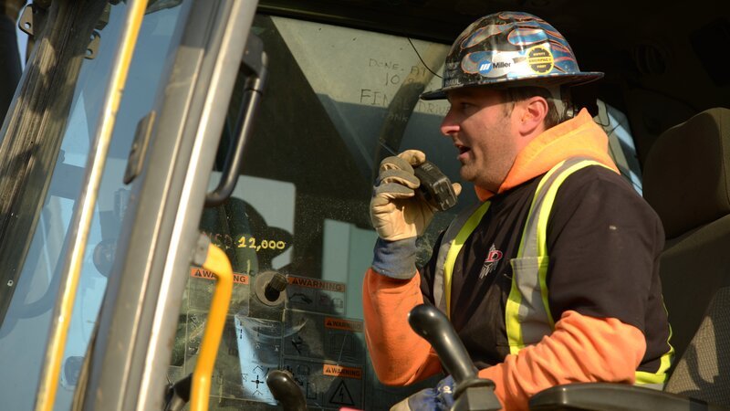 Mitch Blaschke on radio in excavator – Bild: Discovery Communications, LLC