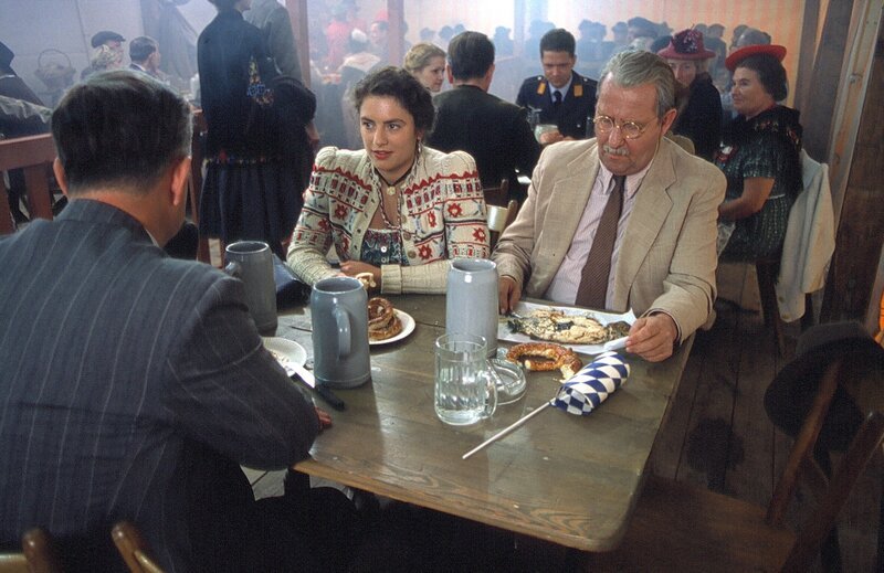 Polizist Grüner (Gerd Fitz) und Traudl Grandauer (Christine Neubauer). – Bild: BR/​Tellux-Film GmbH