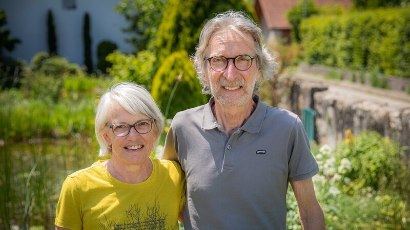 Hinter den Hecken Bäume-Garten Staffel 7 Folge 1 Marlise und Roland Fasnacht in ihrem Garten in Sugiez FR. – Bild: SRF