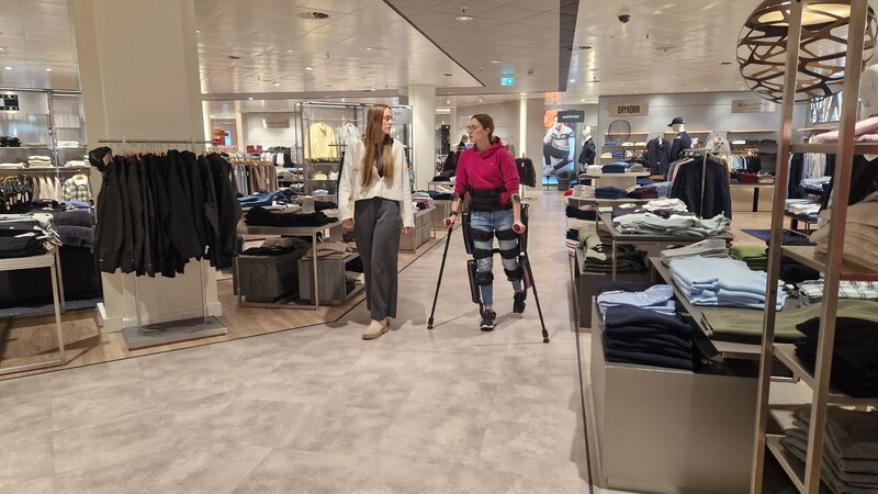 Shopping, fast wie früher: Gerade beim Shoppen ist Lea (r.) froh über die Alternative zum Rollstuhl. – Bild: ZDF und Jessica Liss