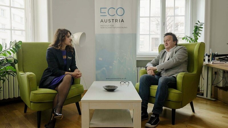 Hanno Settele im Gespräch mit der Ökonomin Monika Köppl-Turyna vom EcoAustria Institut. – Bild: Good Media Solutions /​ ORF /​ Christoph Wallner