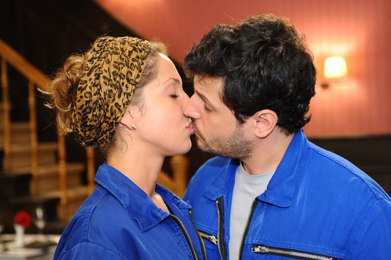 Versichern einander, sich wieder sehen zu wollen: Nina (Maria Wedig, l.) und Stefan/​Luca (Manuel Cortez, r.) … – Bild: SAT.1 /​ Oliver Ziebe