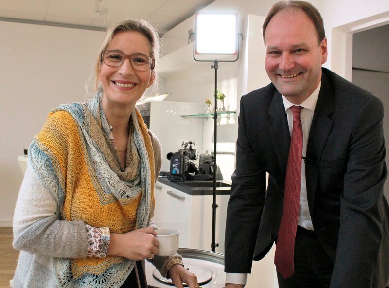 Hauswirtschaftsmeisterin Yvonne Willicks (l) mit Dr. Markus Miele, Geschäftsführer des Miele Werkes in Bielefeld. – Bild: WDR/​solisTV