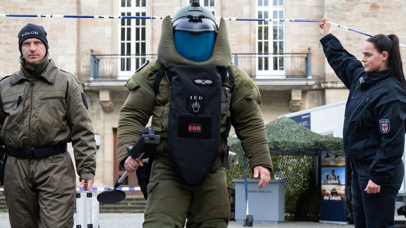In Potsdam ist Bombenalarm! Unter Hochdruck suchen die Kommissarinnen nach der Bombe. Denn der Attentäter hat ihnen ein ominöses Rätsel geschickt, das sie nun lösen müssen, um die Bombe rechtzeitig zu finden. (Komparsen im Bild) – Bild: ZDF