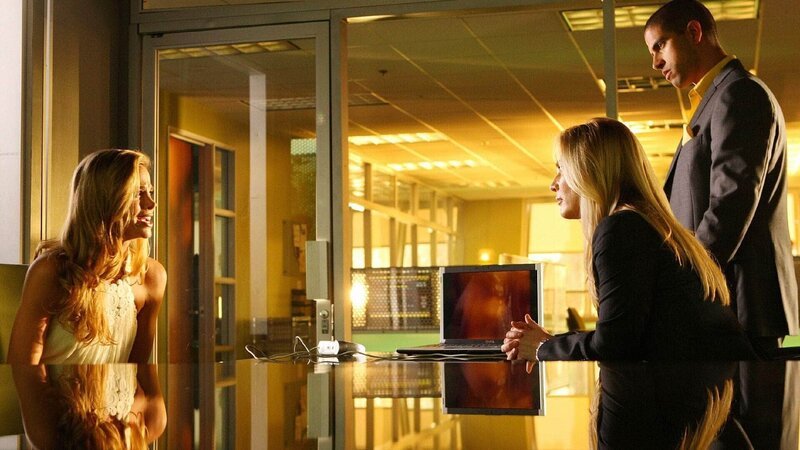 Calleigh (Emily Procter, 2.v.r.) und Delko (Adam Rodriguez) vernehmen Bonnie Galenetti (Brooke Burns), eine Stammkundin des getöteten Schönheitschirurgen Dr. Reeger. – Bild: RTL /​ CBS