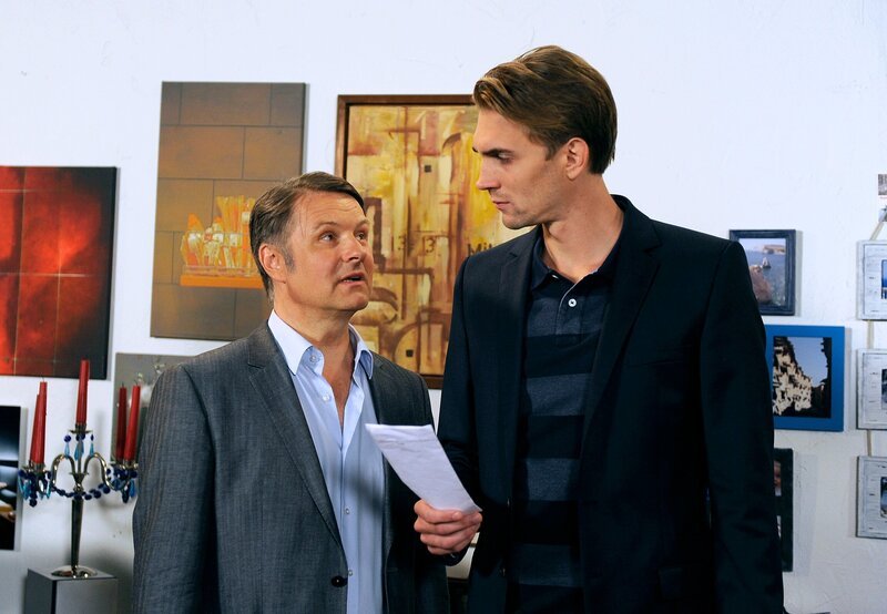 Angestachelt durch seinen Ziehvater Drechsler (Klaus Christian Schreiber, l.), beginnt Lutz (Simon Mantei, r.), an einer Zusammenarbeit mit Torben zu zweifeln. – Bild: ARD/​Nicole Manthey