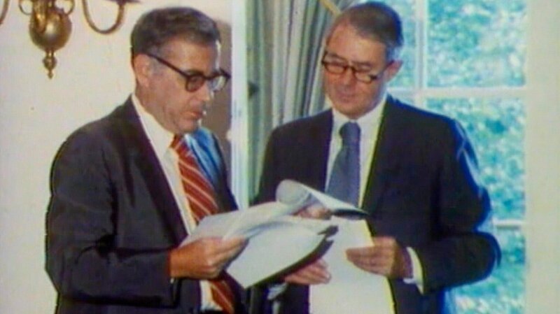 US Verteidigungsminister Harold Brown und Außenminister Cyrus Vance. – Bild: ORF/​OutreMer Film