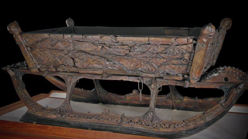Das Bild zeigt einen der prächtig verzierten Oseberg-Schlitten, ein Fundstück aus dem Grabbeigaben des Oseberg-Schiffs aus dem 9. Jahrhundert. – Bild: Spiegel Geschichte