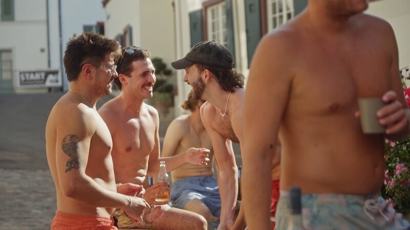 Apéro beim Brunnenbaden in der Basler Altstadt. – Bild: SRF/​Till Haener