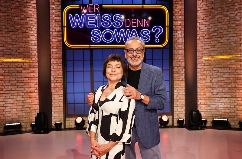 Treten bei „Wer weiß denn sowas?“ als Kandidat:innen an: Der Schauspieler Wolfgang Stumph (r.) und die Schauspielerin Claudia Schmutzler (l.). – Bild: ARD/​Morris Mac Matzen