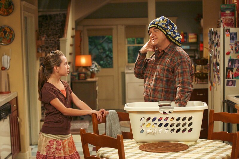 ACCORDING TO JIM – „Ruby’s First Date“ (ABC/​MICHAEL ANSELL) TAYLOR ATELIAN, JIM BELUSHI – Bild: Disney /​ © 2013 The Walt Disney Company Germany