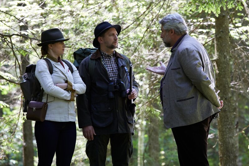 Kommissar Stadler (Dieter Fischer, r.) befragt den Waldbesitzer Rupert von Haselbach (Stefan Voglhuber, M.) und dessen Verlobte Heidrun von dem Weiher (Ines Hollinger, l.) zum aktuellen Mordfall. – Bild: ZDF und BOJAN RITAN.