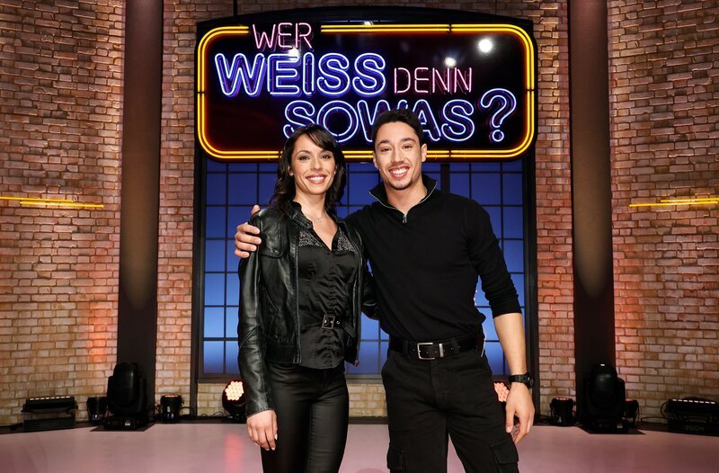 Treten bei „Wer weiß denn sowas?“ als Kandidat:innen an: Die Akrobatin Merrylu Casselly (l.) und ihr Bruder, der Akrobat René Casselly (r). – Bild: ARD/​Morris Mac Matzen
