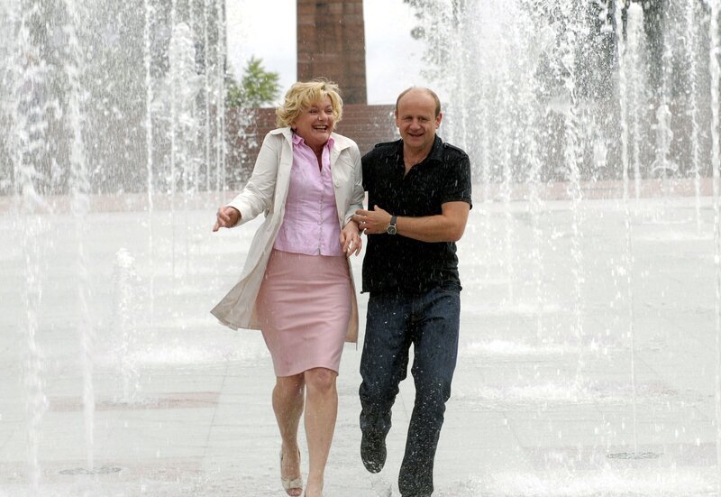 Veronika (Saskia Vester) und ihr Freund Sebastian (Oliver Stokowski) verleben romantische Stunden. – Bild: PLURIMEDIA (SWR/​Degeto)