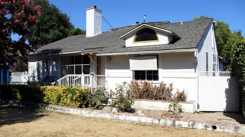 Exterior shot of the front house before renovation, as seen on Fix My Flip, Season Two. – Bild: Discovery, Inc. /​ Big Table Media