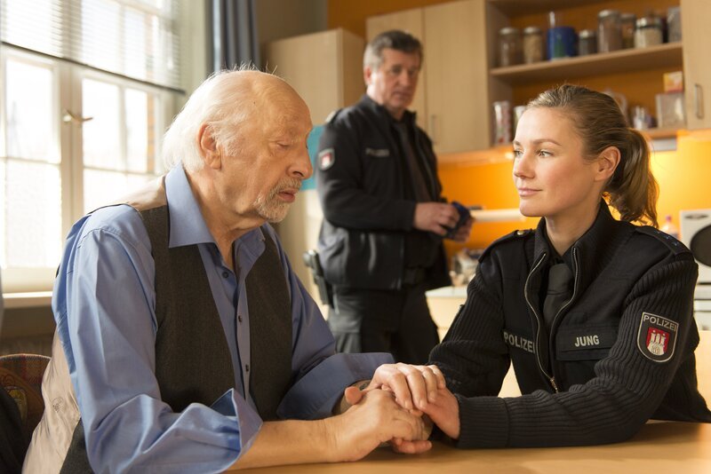 Franzi (Rhea Harder, r.) hat ihren Vater (Karl Dall, l.) in einer bereits evakuierten Tiefgarage gefunden, als sie mit Hans (Bruno F. Apitz, M.) einem Autodiebstahl nachgehen sollte. Nun möchte sie von Rufi wissen, was er dort noch zu suchen hatte. – Bild: ZDF/​Boris Laewen