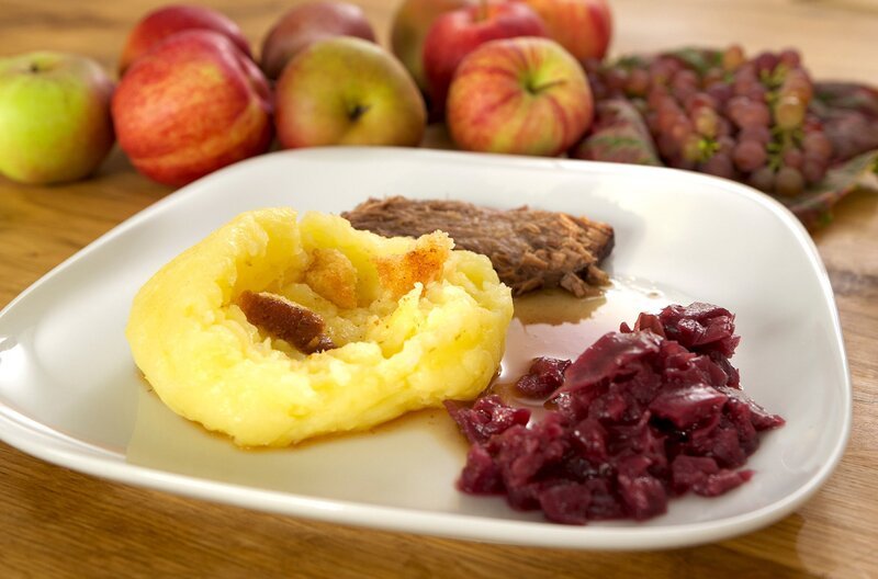 Der Klassiker aus dem Herzen Deutschlands: Thüringer Klöße mit Rinderbraten und Rotkohl – Bild: ZDF /​ Reiner Bauer