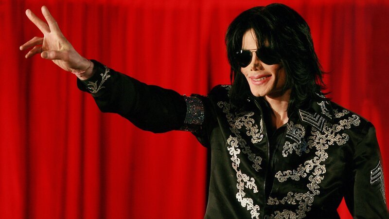 US popstar Michael Jackson addresses a press conference at the O2 arena in London, on March 5, 2009. Pop megastar Michael Jackson announced Thursday he will play a series of comeback concerts in London in July, his first major shows for over a decade. Four years after his infamous child abuse trial, the 50-year-old eccentric singer confirmed he will play 10 gigs at the giant London O2 arena starting on July 8. AFP PHOTO/​Carl de Souza (Photo credit should read CARL DE SOUZA/​AFP via Getty Images) – Bild: Carl de Souza/​AFP via Getty Images