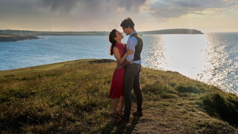 Mia Barlow (Leni Adams) und Jason Carter (Hans Gurbig) beginnen ihre gemeinsame Reise als Konkurrenten, erkennen aber schnell, dass sie sich besser verstehen, als anfangs gedacht. – Bild: Jon Ailes /​ ZDF