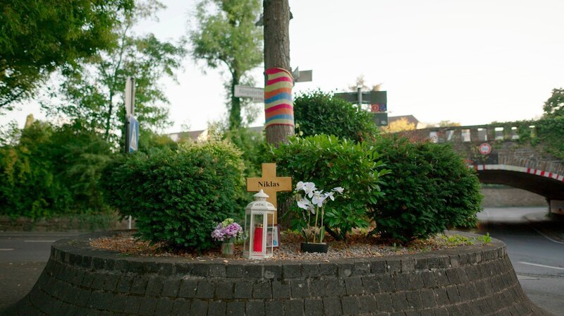 Seit Niklas P. (17) hier niedergeschlagen wurde, brennt immer eine Kerze am Tatort. – Bild: WDR/​Ulf Eberle /​ WDR Kommunikation/​Redaktion Bild